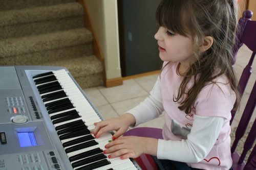 Bé học Piano