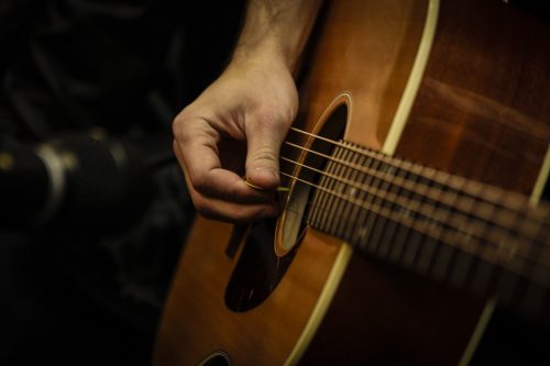Những điều dành cho người bắt đầu học Đàn Guitar