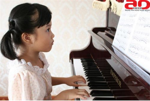 Để bé bắt đầu học đàn piano từ khi nào