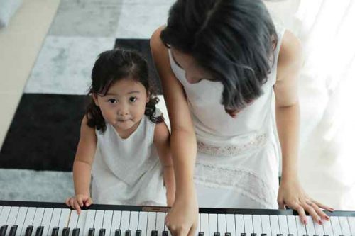 Để bé bắt đầu học đàn piano từ khi nào