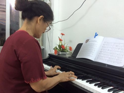 Học piano cho người lớn tuổi