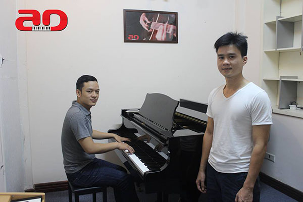 Thầy giáo Phan Văn Mạnh (trái) và học viên